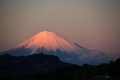 Mt. Fuji at sunset<br> (photo courtesy Hiro Klipsch)