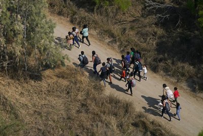Illegal aliens cross U.S.-Mexico border in Mission, Texas