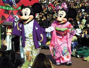 Mickey and Minnie Mouse, dressed in kimonos