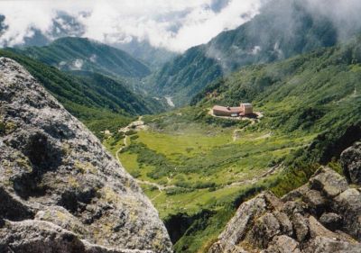 Senjojiki Hotel & upper terminus of Koma-ga-take ropeway